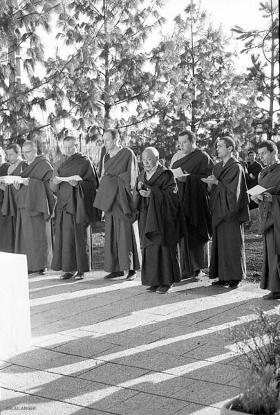 Sortie du groupe d'hommes ayant accompli la première retraite traditionnelle à Dhagpo Kundreul Ling, en prières devant le stupa, avec Guendune Rinpoché, le 11 juin 1987.
