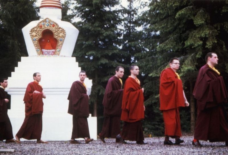 Sortie du groupe d'hommes ayant accompli la première retraite traditionnelle à Dhagpo Kundreul Ling, le 11 juin 1987