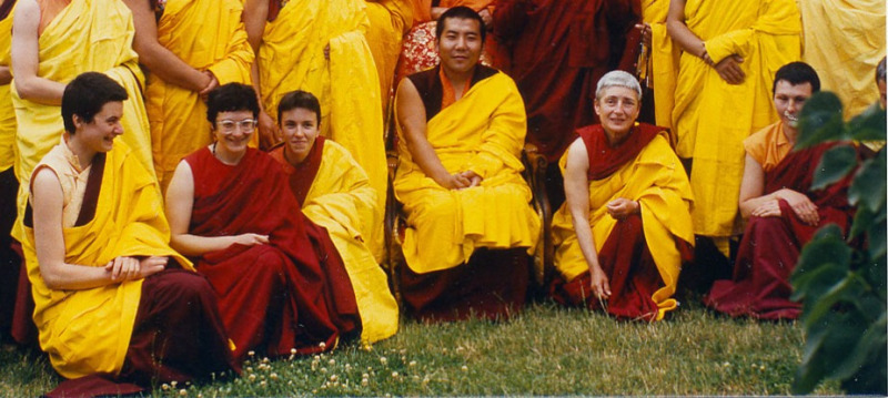 Les primo-retraitants se retrouve à Dhagpo Kagyu Ling, autour du IIIᵉ Jamgon Kongtrul Rinpoché, son entourage, et Guendune Rinpoché, Jigmé Rinpoché et Lama Purtsé, le 13 juin 1987 