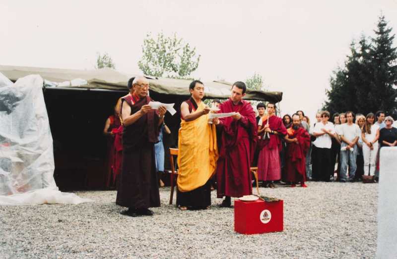Le 16 septembre 1986, Künzik Shamarpa scella la consécration du stoupa avec la bénédiction de la lignée