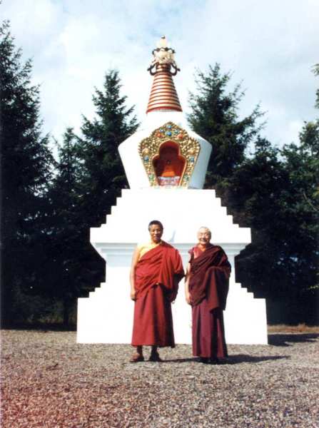 Le 16 septembre 1986, Künzik Shamarpa scella la consécration du stoupa avec la bénédiction de la lignée