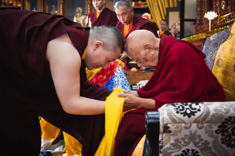 Son Éminence Luding Khenchen Rinpoché préside la cérémonie de la coupe de cheveux du fils de Karmapa