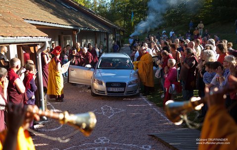 Karmapa reçoit de Pewar Rinpoché la transmission du Trésor des instructions précieuses