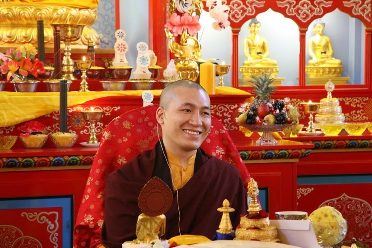 Karmapa reçoit de Pewar Rinpoché la transmission du Trésor des instructions précieuses