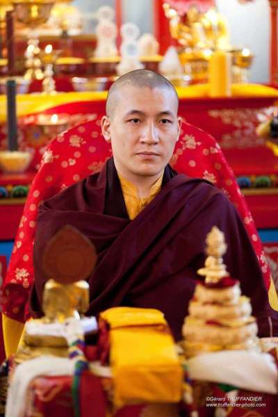 Karmapa reçoit de Pewar Rinpoché la transmission du Trésor des instructions précieuses