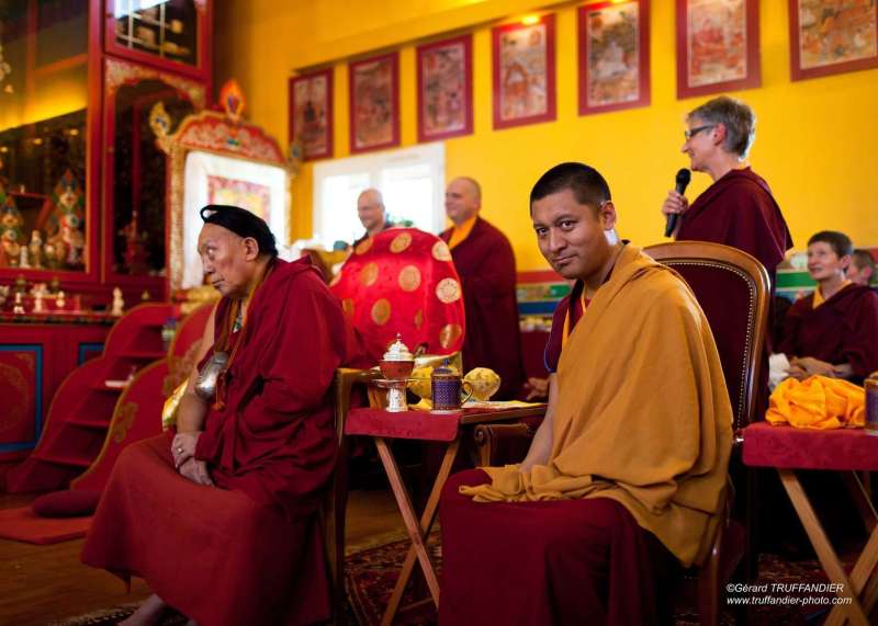 Karmapa reçoit de Pewar Rinpoché la transmission du Trésor des instructions précieuses