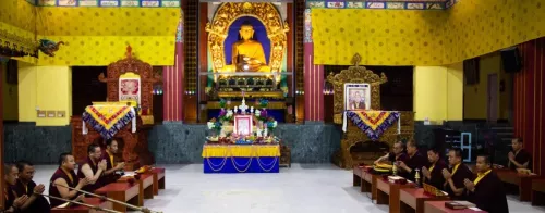 Karmapa rend hommage au professeur Sempa Dorjé