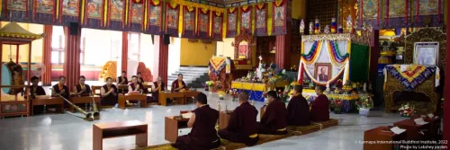 Karmapa rend hommage au professeur Sempa Dorjé
