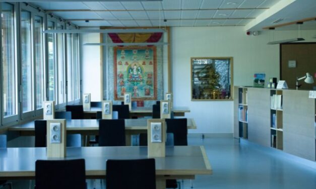 Chenrezik rejoint Manjushri à la bibliothèque : une nouvelle tanka dans la salle de lecture</span>
