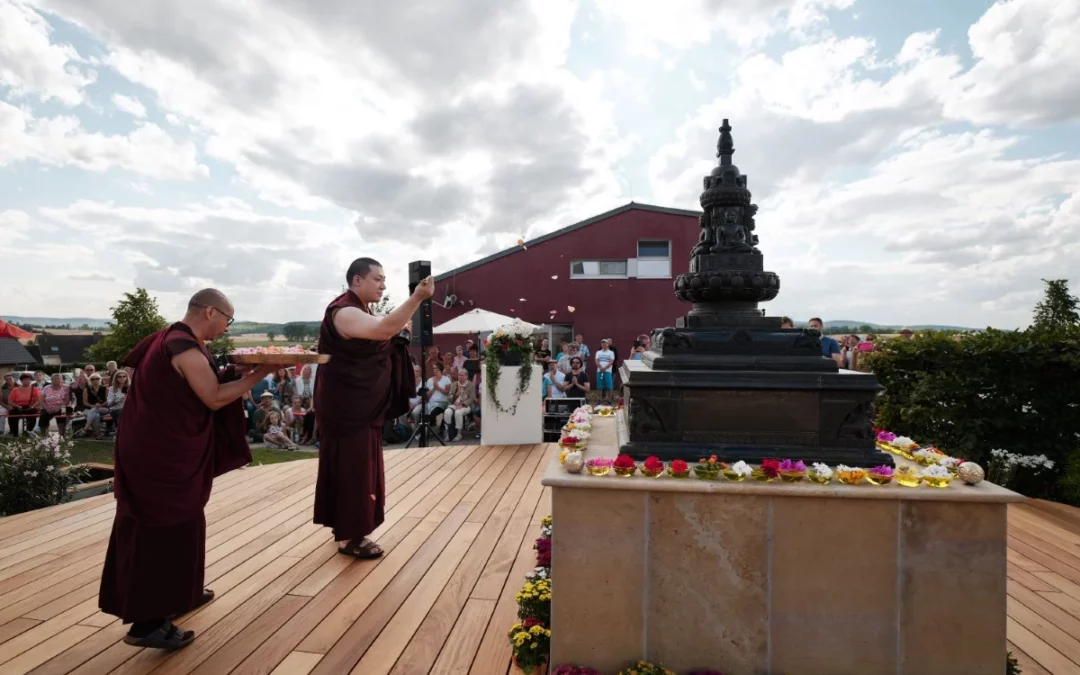 Karmapa da los votos de refugio budista y de bodhisattva, así como la iniciación de Amitabha