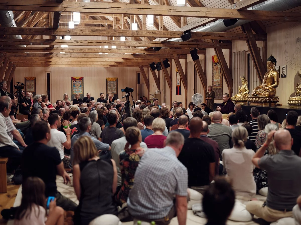 Karmapa partage le Dharma et confère des initiations à Europe Center