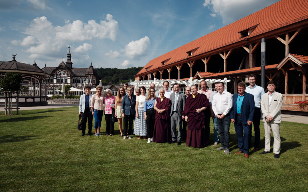 Karmapa participe à une réception et rencontre de jeunes pratiquants à Dhagpo Möhra