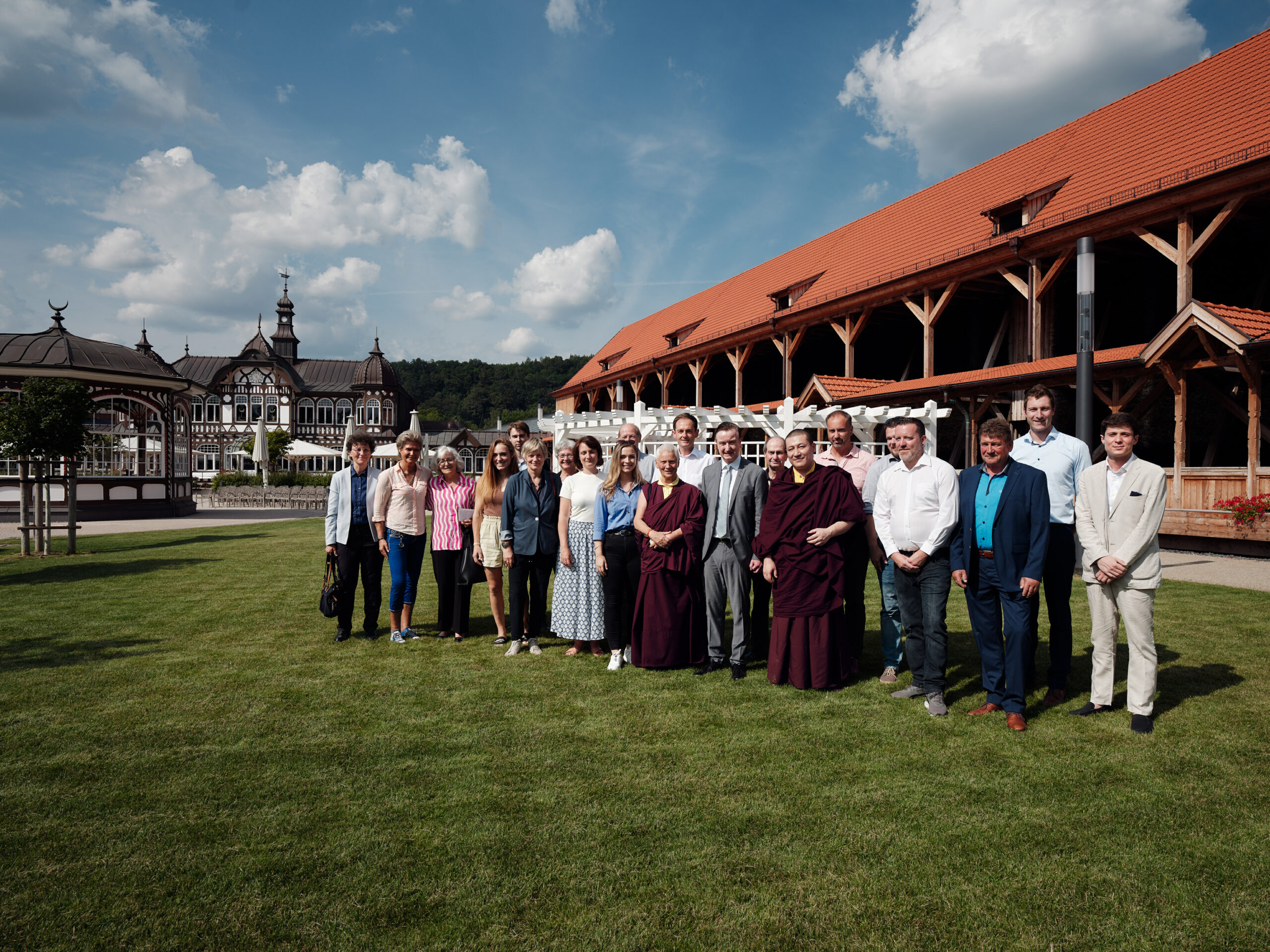 Karmapa participe à une réception et rencontre de jeunes pratiquants à Dhagpo Möhra