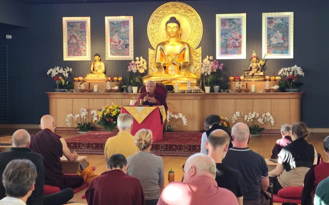 Lama Jigme Rinpoche trifft sich mit Dharma-Lehrenden der Dhagpo-Zentren.