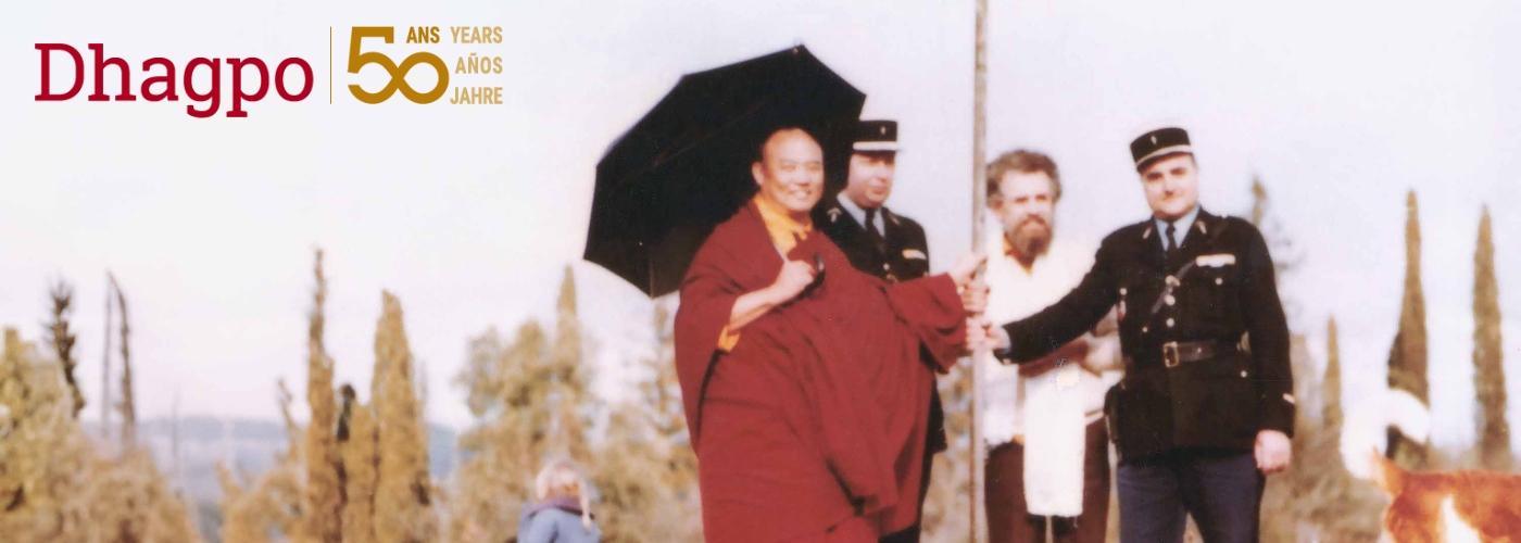 Rangjung Rigpe Dorje, Su Santidad el XVI Gyalwa Karmpa, acompañado de  Bernard Benson, Côte de Jor, enero de1975