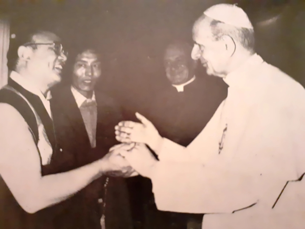 Le XVIᵉ Gyalwa Karmapa rencontre le pape Paul VI au Vatican