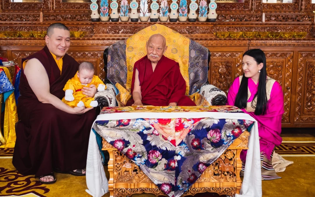 Son Éminence Luding Khenchen Rinpoché préside la cérémonie de la coupe de cheveux du fils de Karmapa