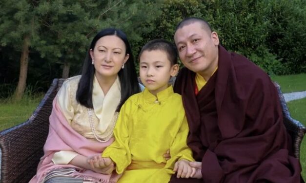 Karmapa teilt Fotos zum 8. Geburtstag von Thugseyla