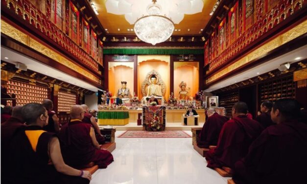 Karmapa reçoit des initiations de Son Éminence Luding Khen Rinpoché